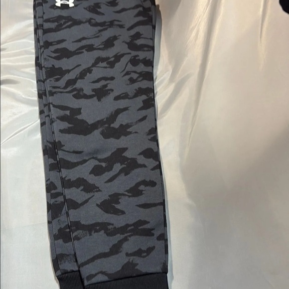 Under Armour Kids' Black Camo Joggers
Boys 8-20 Under Armour Printed - Picture 5 of 6
